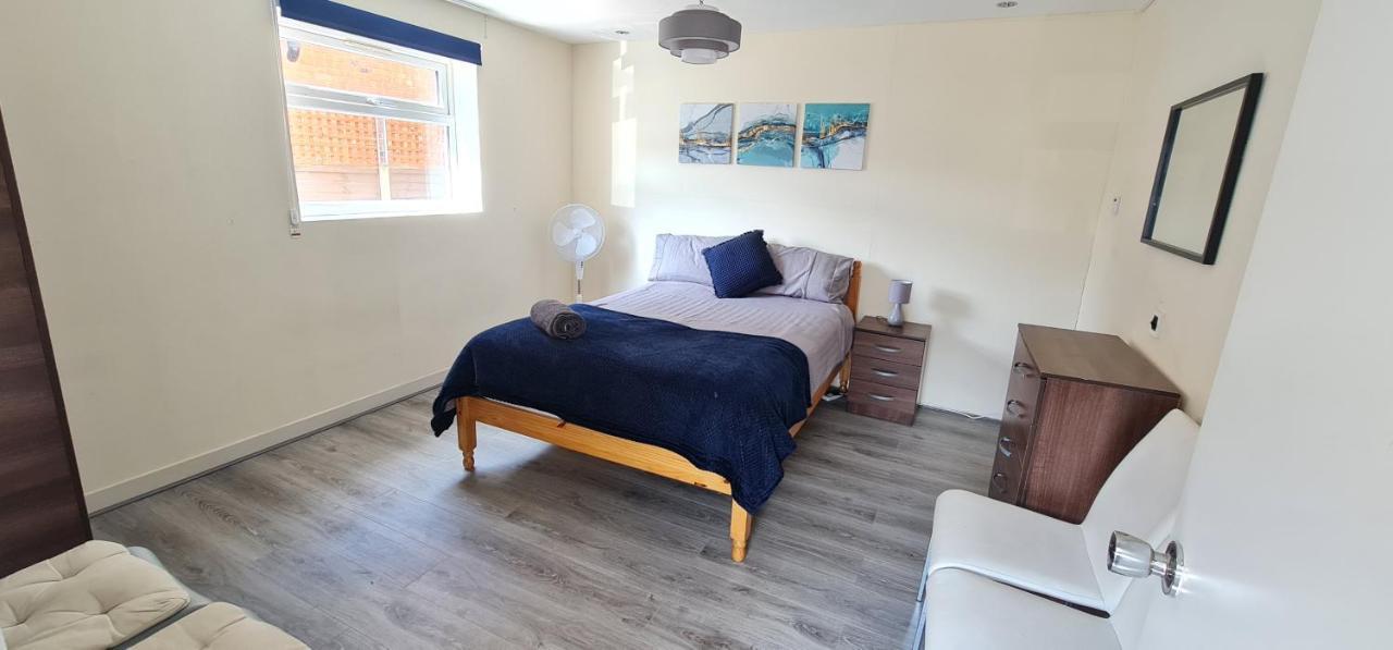 6 Bedroom Spacious Villa, Free Parking Byfleet Exterior foto