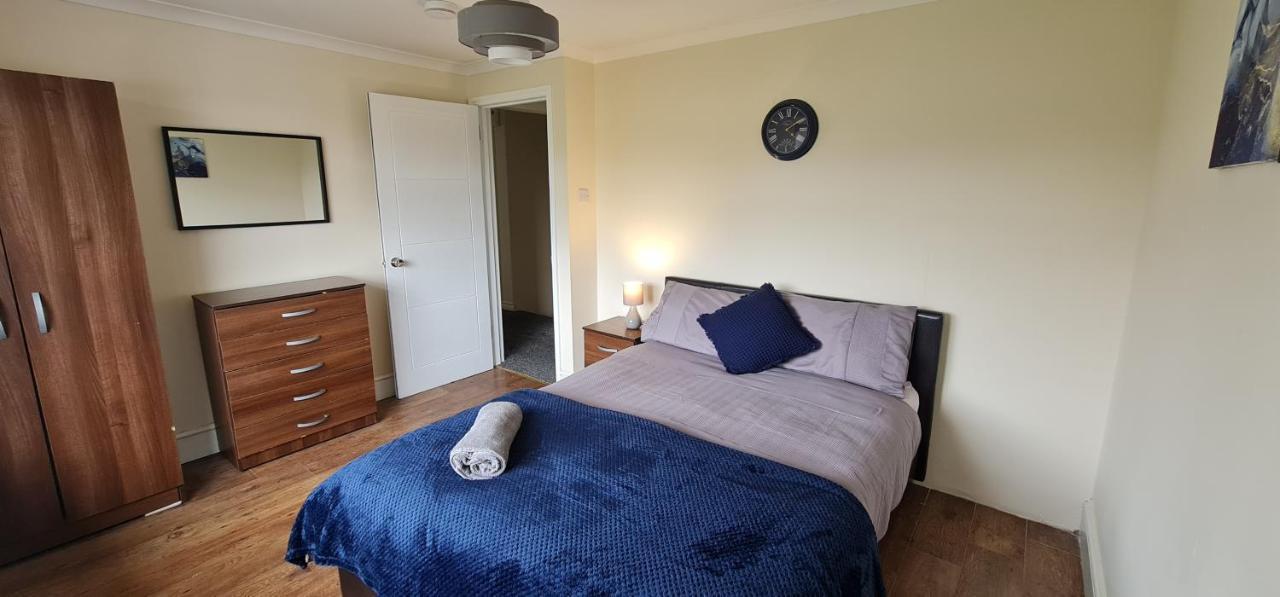 6 Bedroom Spacious Villa, Free Parking Byfleet Exterior foto