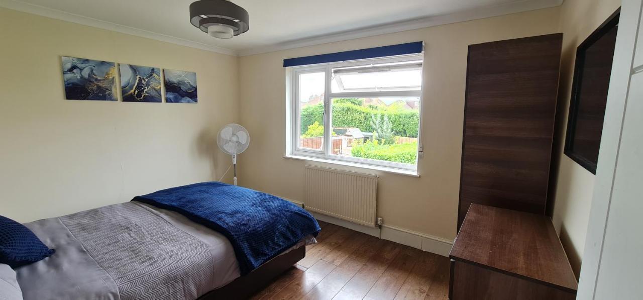 6 Bedroom Spacious Villa, Free Parking Byfleet Exterior foto